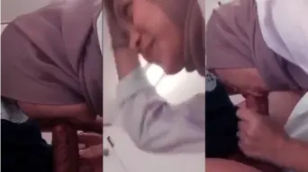 Cewek Ukhti Tersenyum Lanjut Nyepong Video by BokepHUB