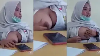 SMA Hijab Tobrut Pamer Tetek di Kelas Video by HQporner