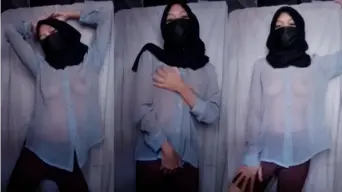 Hijab Binal Tocil Joget Striptis Video by PornHub Hijab Binal Tocil Joget Striptis Video by PornHub